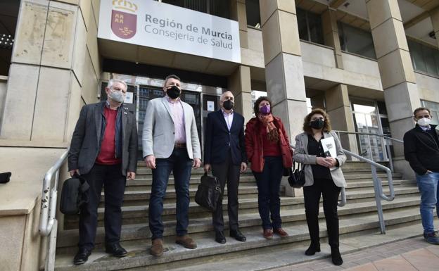 José Antonio Peñalver (PSOE), Pascual Salvador (Vox), Alfonso Martínez Baños (PSOE), María Marín (Podemos) y Mabel Campuzano (Vox), este viernes, en la puerta de la Consejería de Salud. 