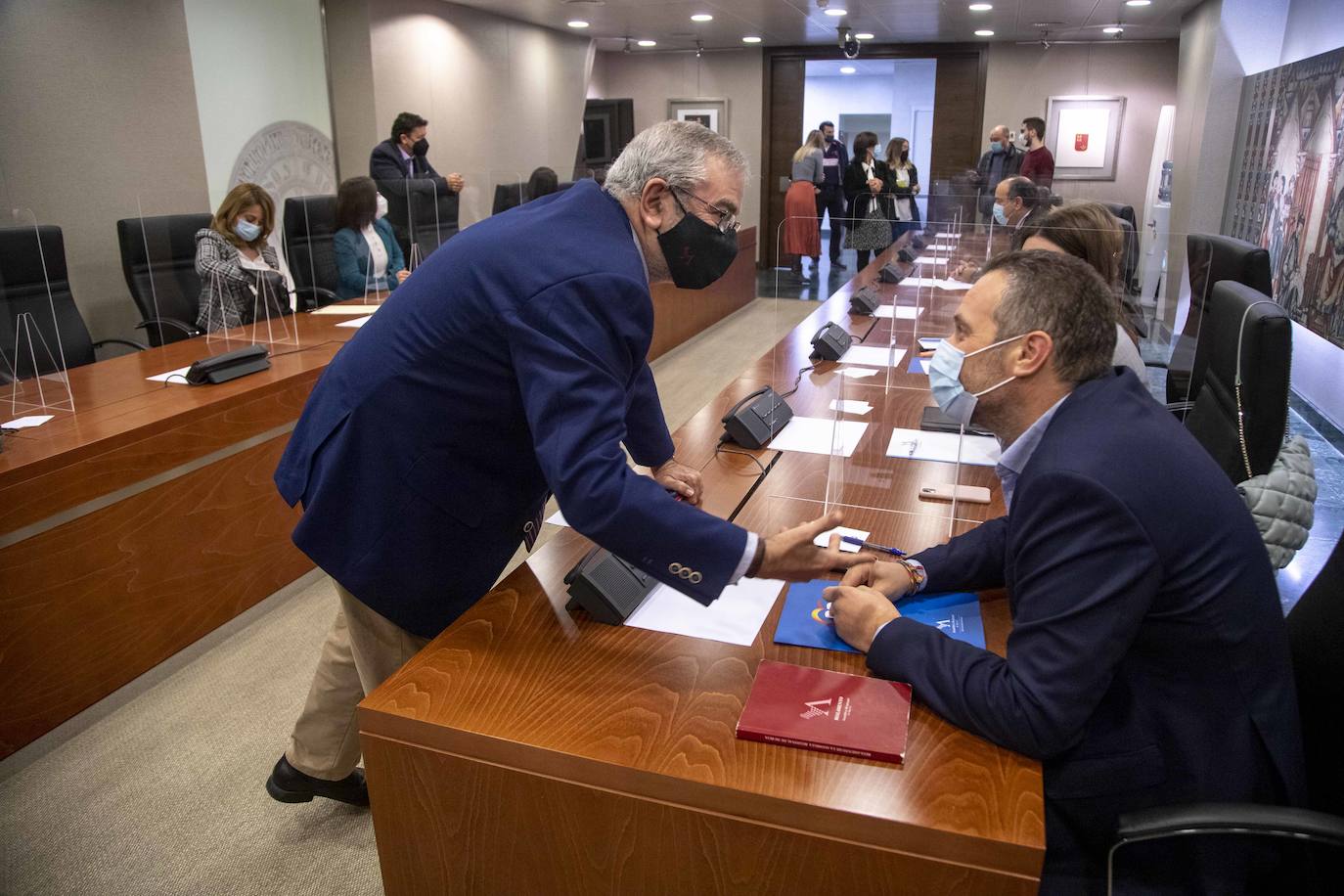 Fotos: José Ballesta y el diputado socialista Peñalver serán los primeros comparecientes en la comisión de las vacunas