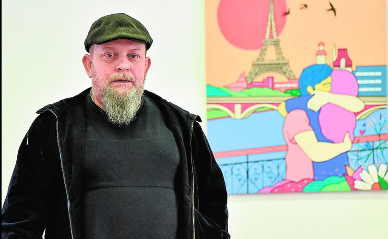 Gaby Guillén, junto a una de sus obras, ayer, en el LAC. 