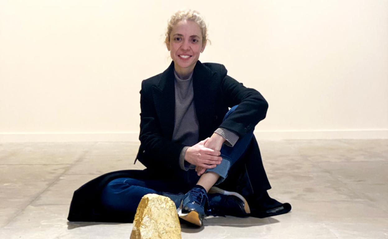 Paula Anta, junto a una de las instalaciones de la exposición. 