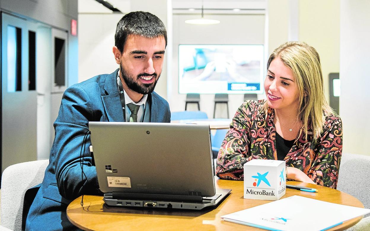 Gestión de microcréditos en una oficina de CaixaBank. 