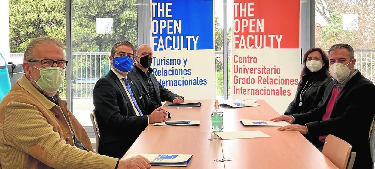 Luis Hernández -vicedecano de Alumnado-, Jesús Pacheco, Onofre Martínez , Pilar López -Comité de Dirección The Open Faculty- y el director de Proexport, Fernando G. Molina, en la firma del convenio. 