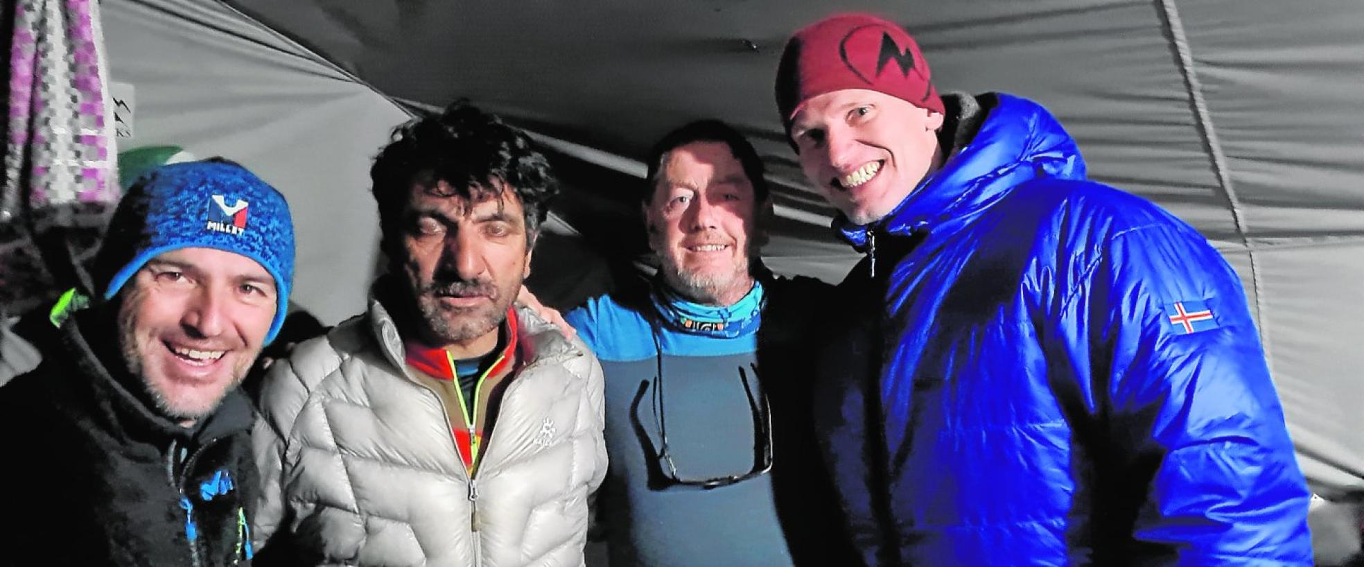 Sergi Mingote, Ali Sadpara, Carlos Garranzo y John Snorri, en el Campo Base del K2 hace un mes. De los cuatro, solo Garranzo ha sobrevivido a la expedición.