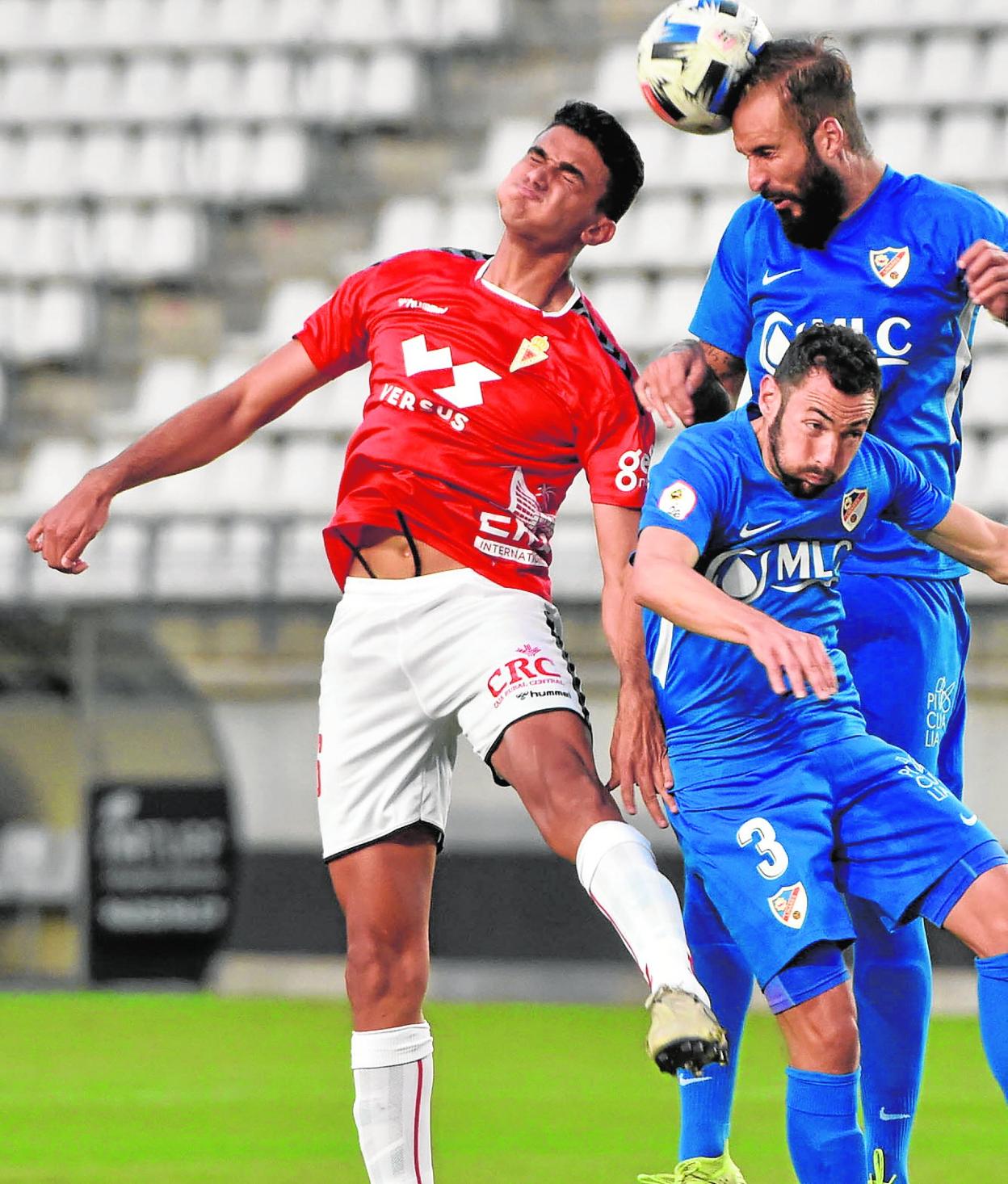 Youness pelea por un balón con Morante y Villarejo, en el Murcia-Linares de noviembre.