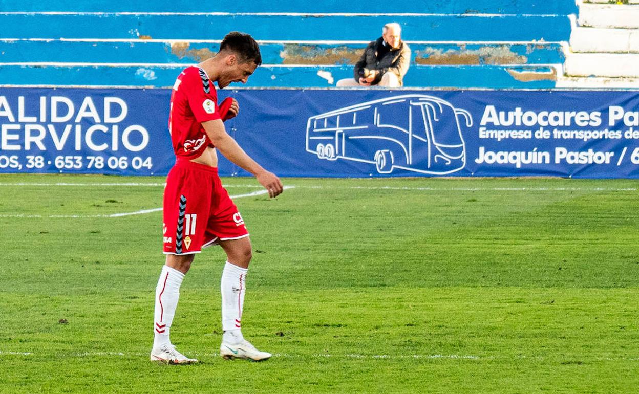 Pablo Haro se lamenta durante el encuentro ante el Linares.