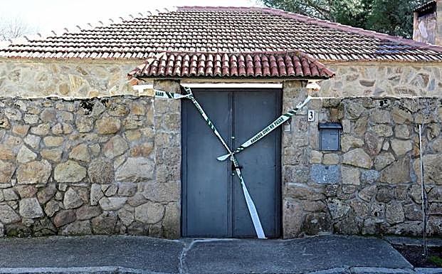 Puerta, precintada por la Guardia Civil, donde se ha cometido el crimen.