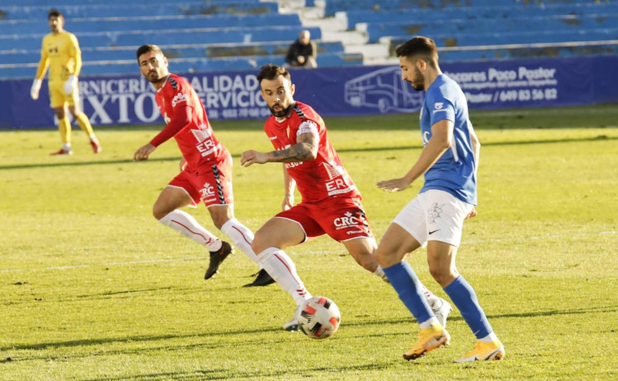 Molinero y Antonio López presionan la salida de balón durante el encuentro ante el Linares.