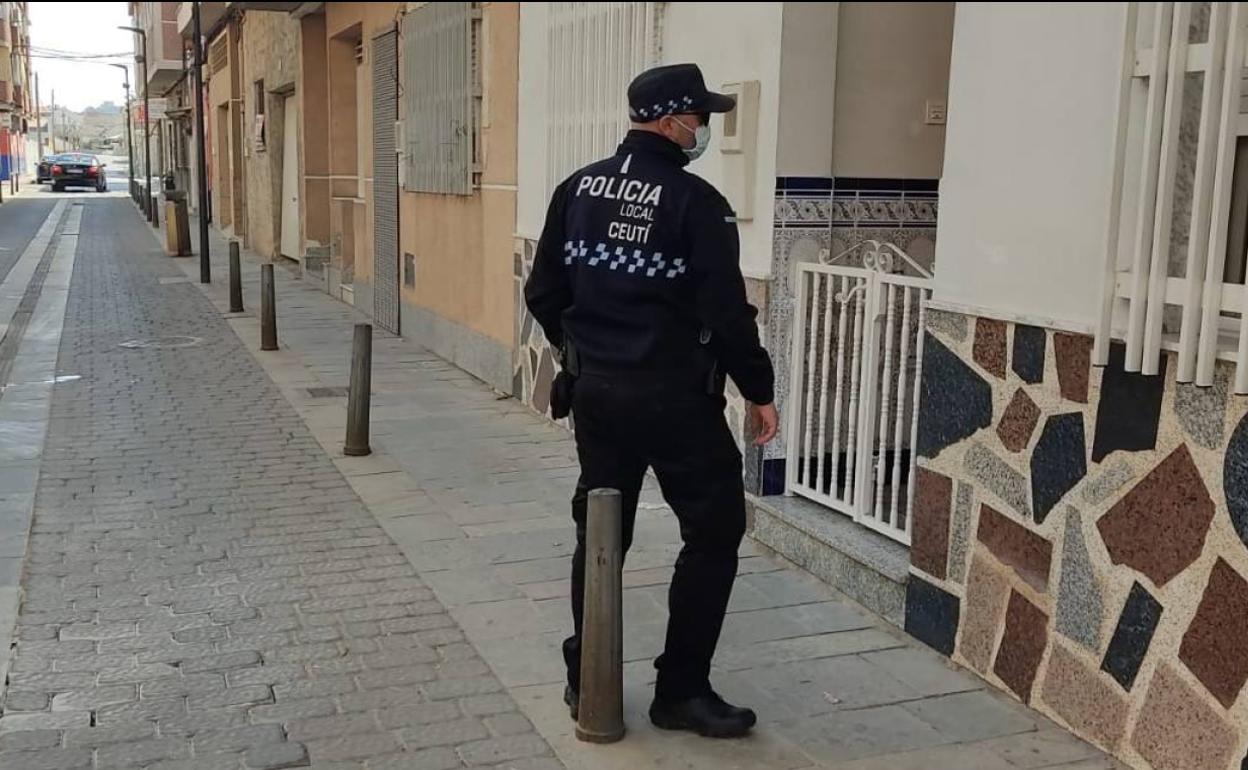 Un agente de la Policía Local de Ceutí, en la vivienda donde ha tenido lugar el suceso.