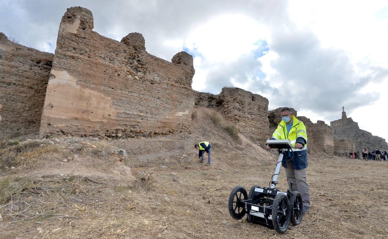 Trabajos con georradar en el Castillejo de Monteagudo. 