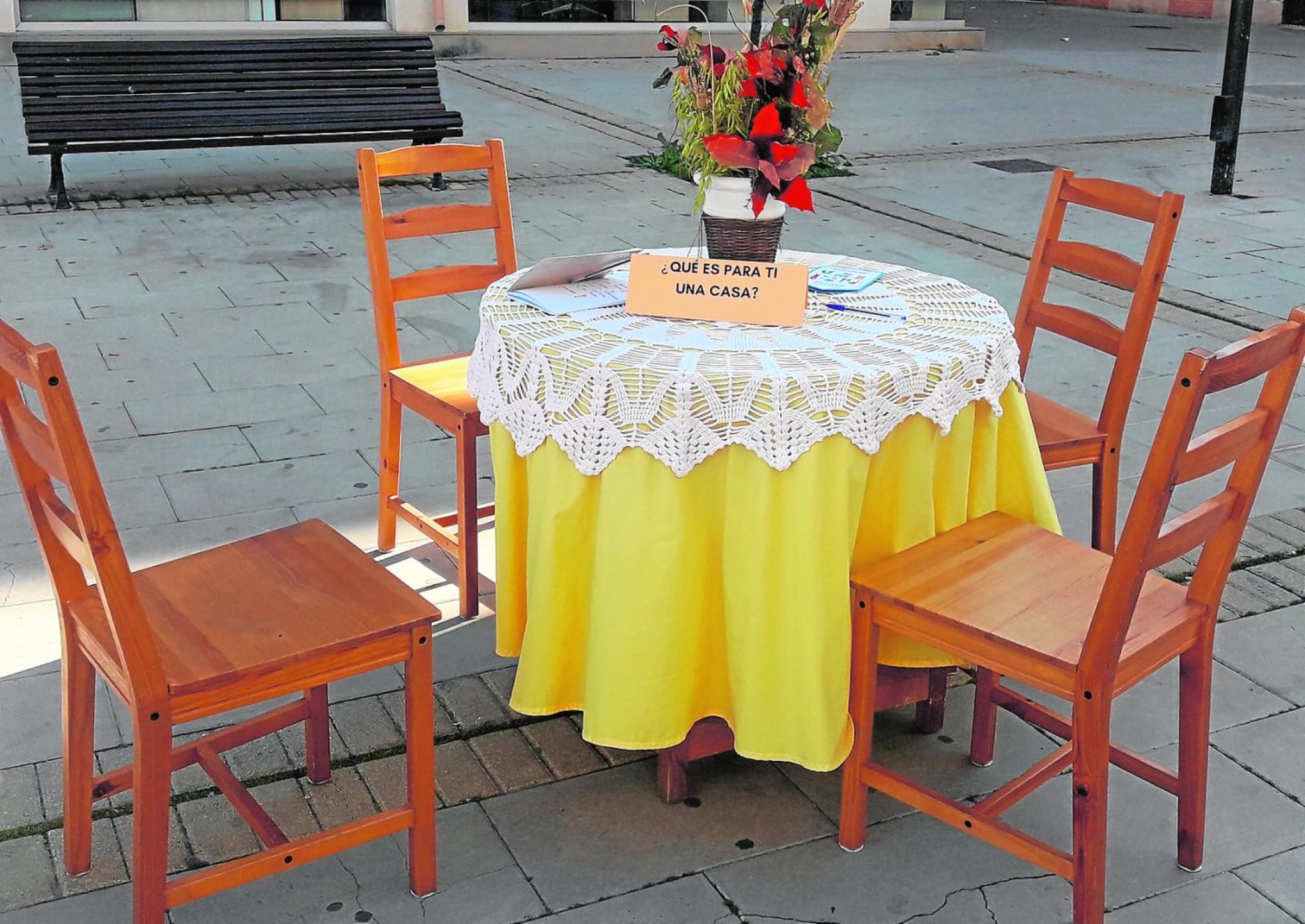 Habito Murcia desarrolla distintos proyectos expositivos e iniciativas con las que da a conocer la situación de chabolismo de muchas familias.