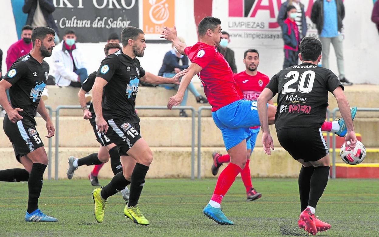 Trujillo, de la Minera, maniobra ante Cifu, Abel y Álvaro, del Mar Menor, ayer. 