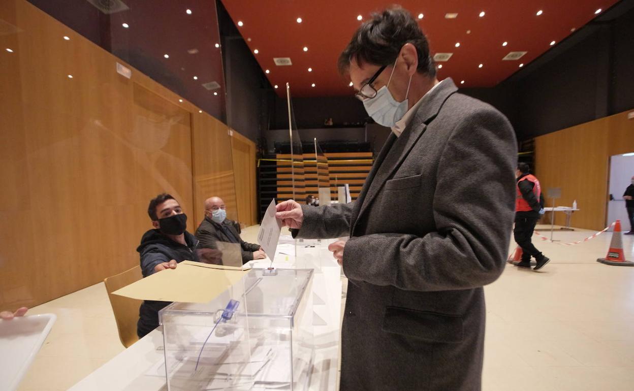 Salvador Illa, candidato del PSC, en su colegio electoral.