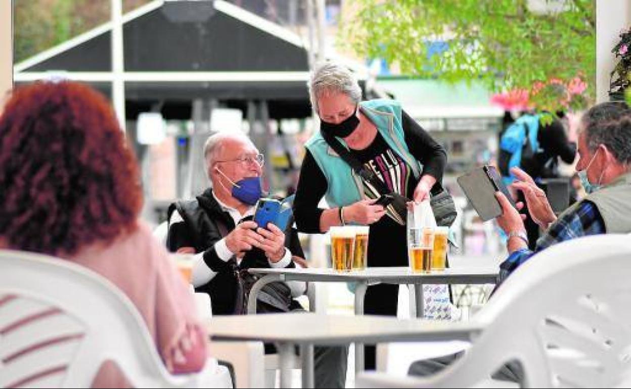 Clientes disfrutando de unas cervezas en una terraza de Alcantarilla, cuyos bares ya reabrieron.