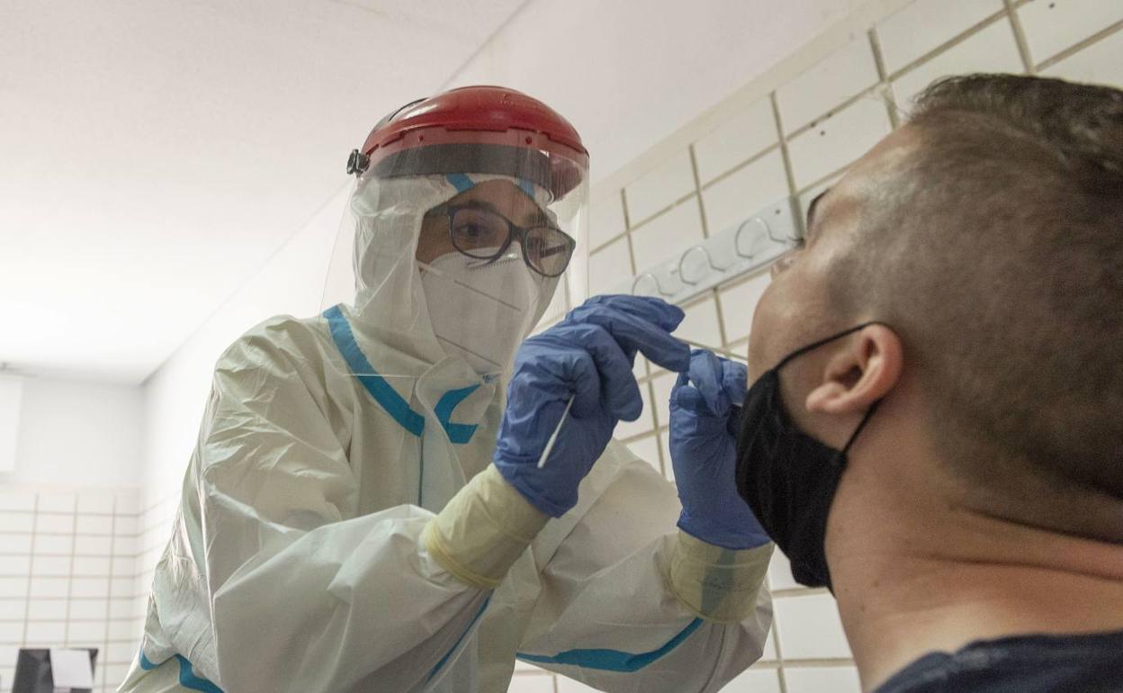 Una sanitaria realiza una PCR a un hombre, en una imagen de archivo.