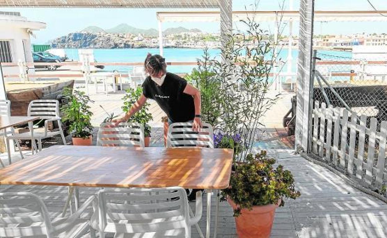 Una empleada prepara una terraza en un establecimiento de Cabo de Palos en una foto de archivo.