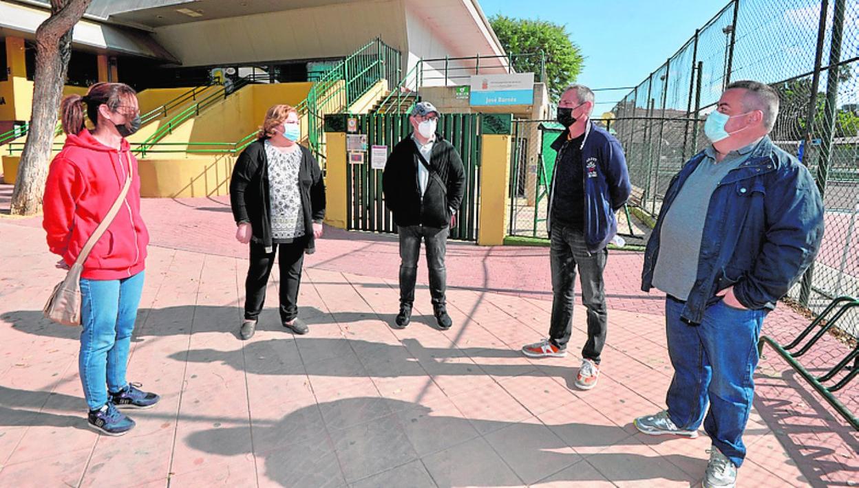 Los trabajadores afectados, a las puertas del polideportivo. 