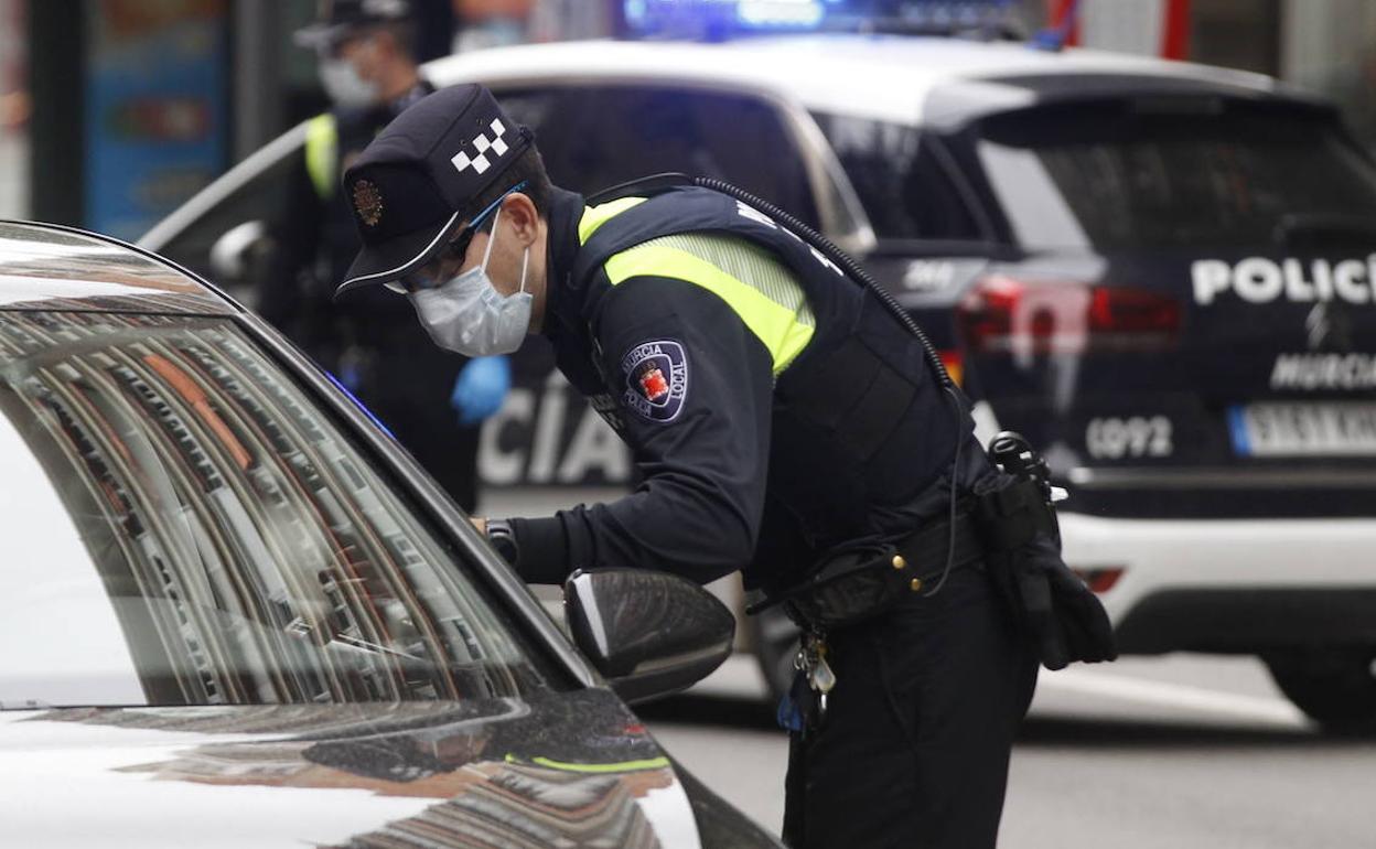 Un agente de la Policía Local de Murcia durante un control en Murcia, en una imagen de archivo.