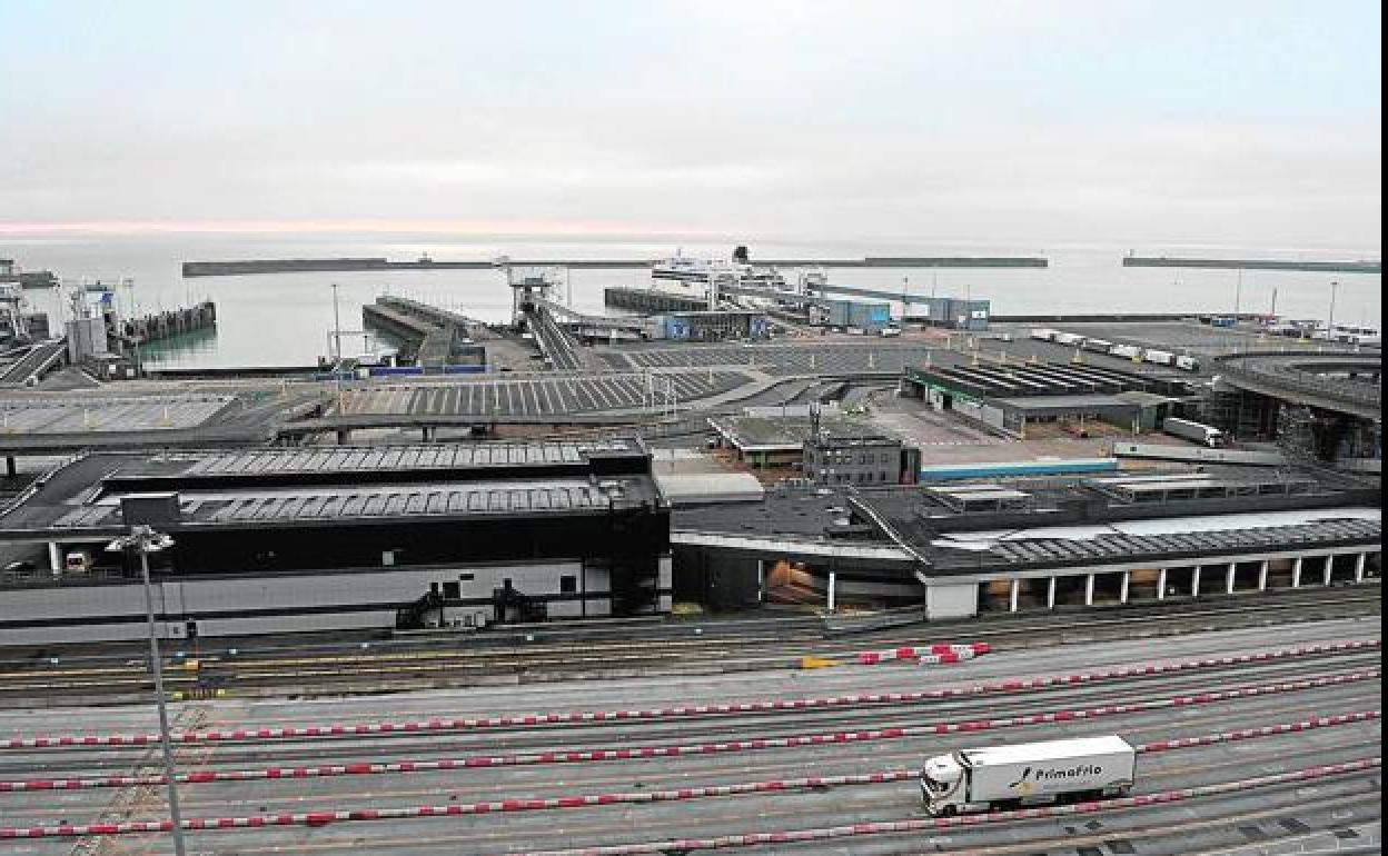 Un camión de la empresa Primafrio, en la zona de embarque del puerto británico de Dover, en una foto de archivo.