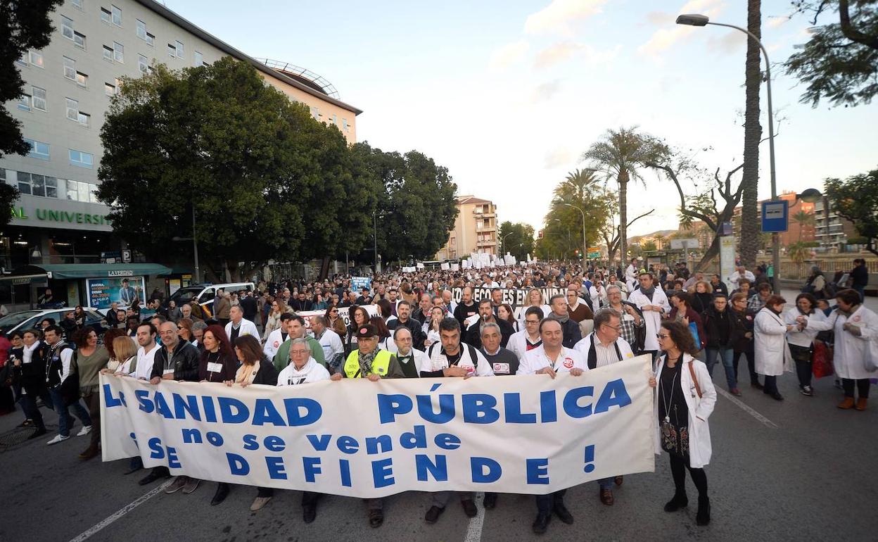 Imagen de archivo de una concentración de la Marea Blanca en Murcia, antes de la pandemia 