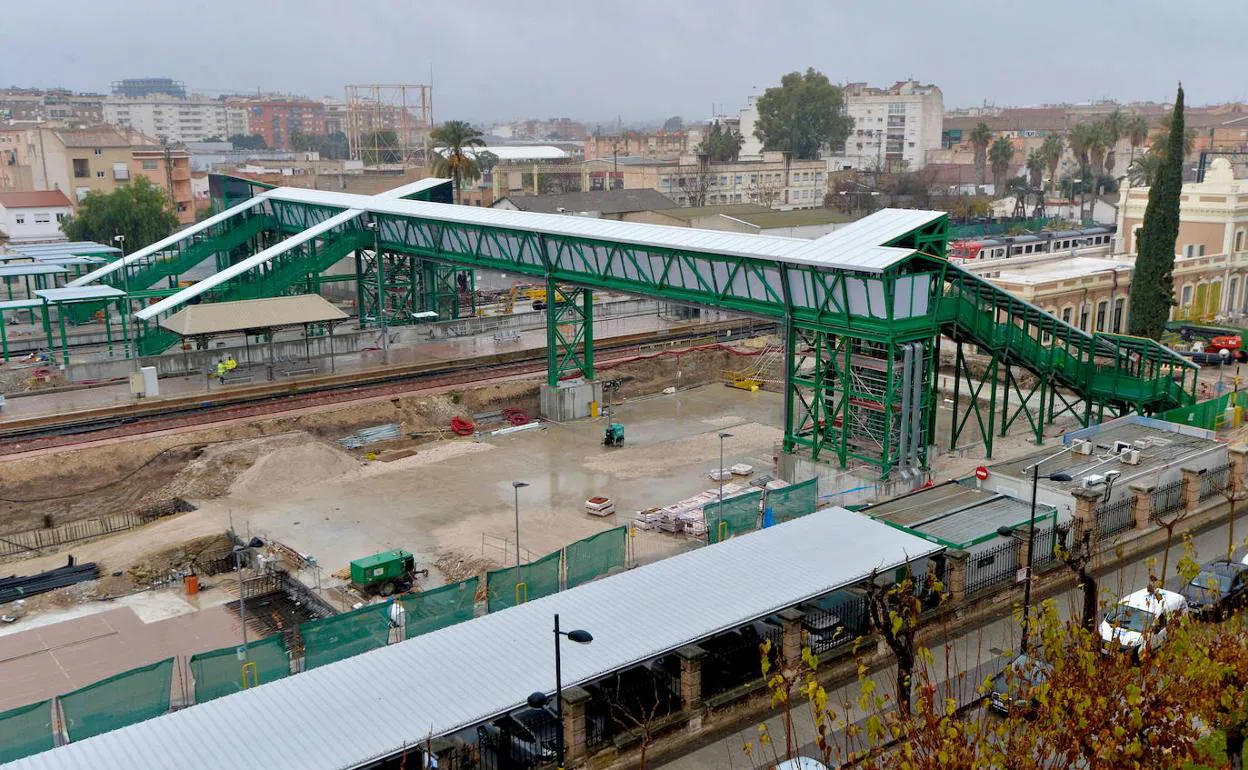 La nueva pasarela provisional para los viajeros está preparada en la estación de Murcia. 