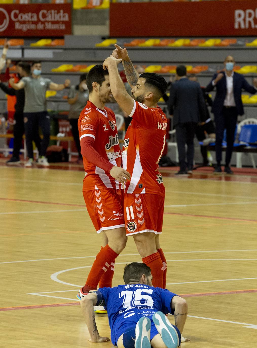 Fotos: Chemi y Waltinho sostienen a un Jimbee que vuelve a ser líder