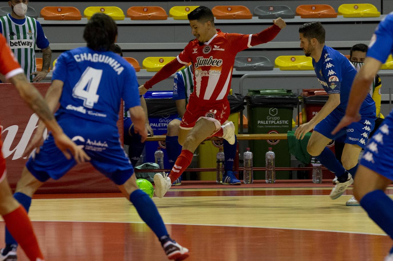 Fotos: Chemi y Waltinho sostienen a un Jimbee que vuelve a ser líder