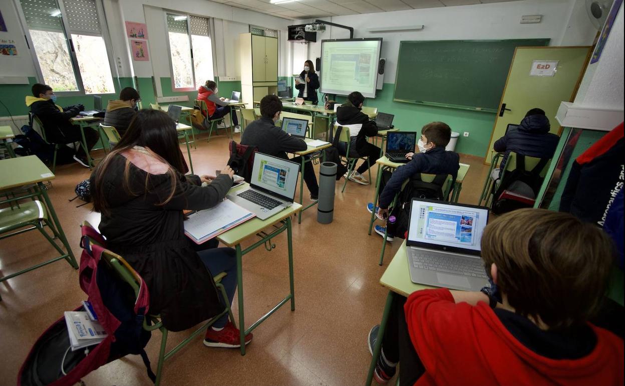 Un aula del IES Miguel de Cervantes, en Murcia, en una fotografía de archivo.