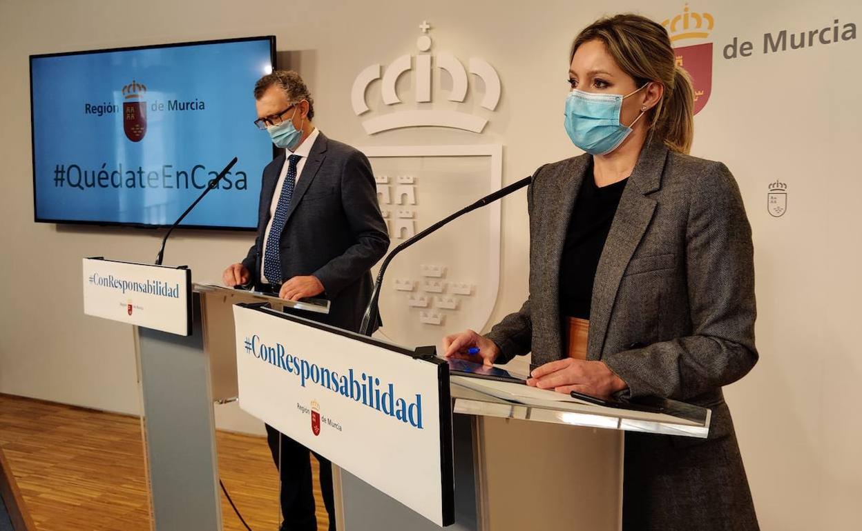 El consejero de Salud, Juan José Pedreño, y la portavoz del Ejecutivo regional, Ana Martínez Vidal, este jueves tras la reunión del Consejo de Gobierno.