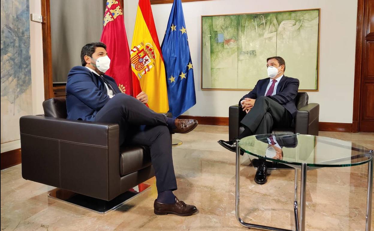 Fernando López Miras y Luis Planas, este jueves, en San Esteban.