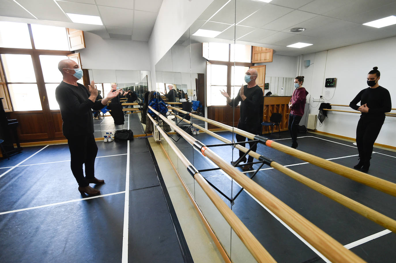 Fotos: Una denuncia obliga al Conservatorio de Murcia a dar clase de danza con mascarilla y las ventanas cerradas