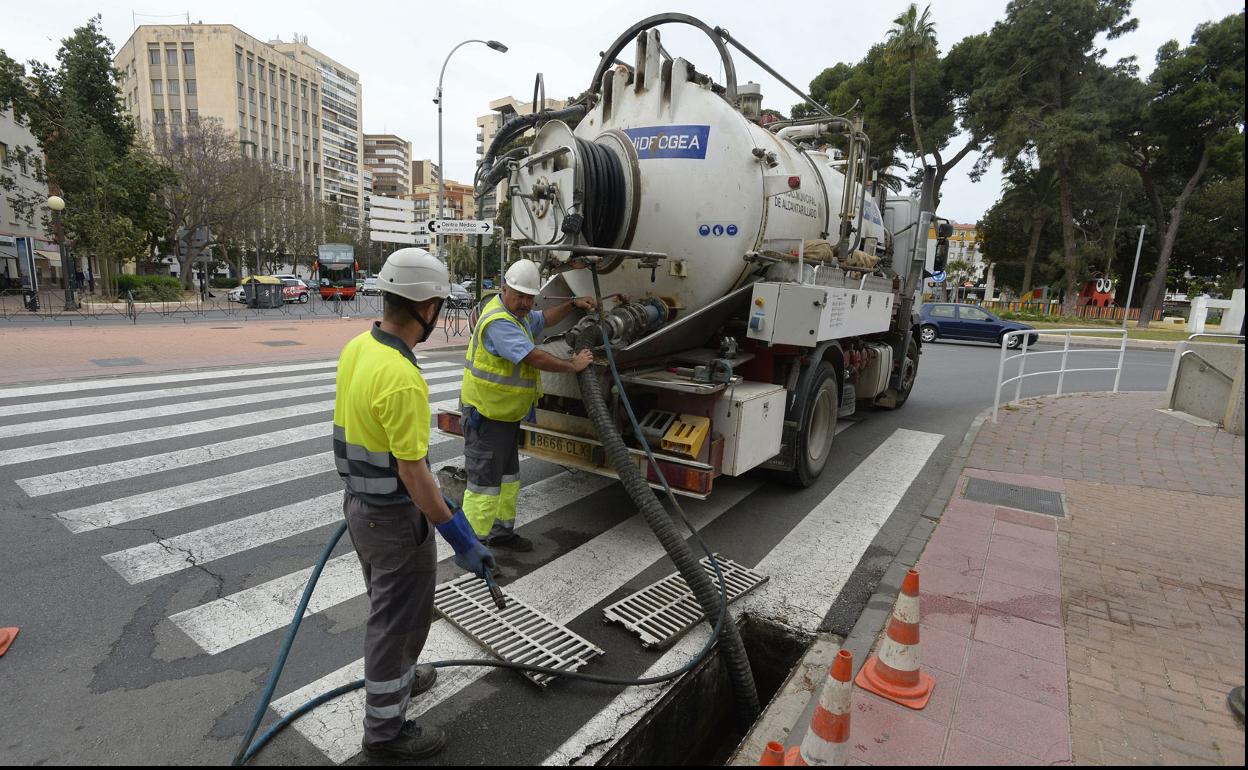 Imagen de archivo de dos trabajadores de Hidrogea en Cartagena. 