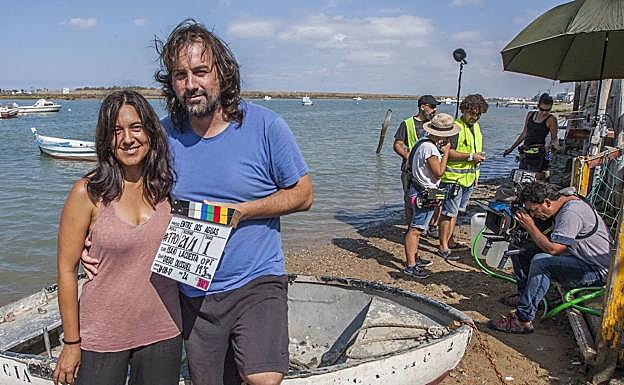 Isaki Lacuesta y su colabora habitual, la guionista Isa Campo, en el rodaje de 'Entre dos aguas'.
