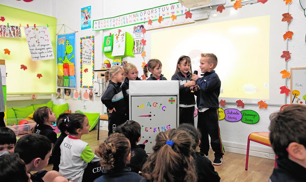 Alumnos de Infantil de CEU San Pablo participan en una sesión práctica de oratoria en inglés. 
