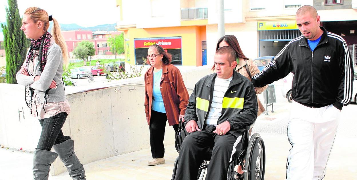 David Yepes, en silla de ruedas, acompañado por familiares a su llegada a los juzgados de Cieza en abril de 2012. 