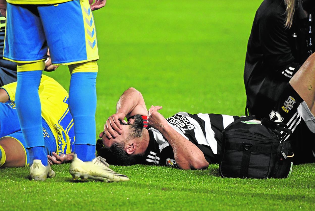 Alberto De la Bella se lleva las manos a la cabeza tras caer lesionado, anoche en el duelo contra Las Palmas. 