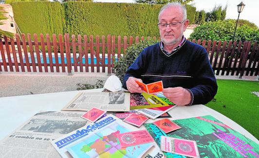 Pedro Antonio Ríos, con documentos antiguos del PCE.