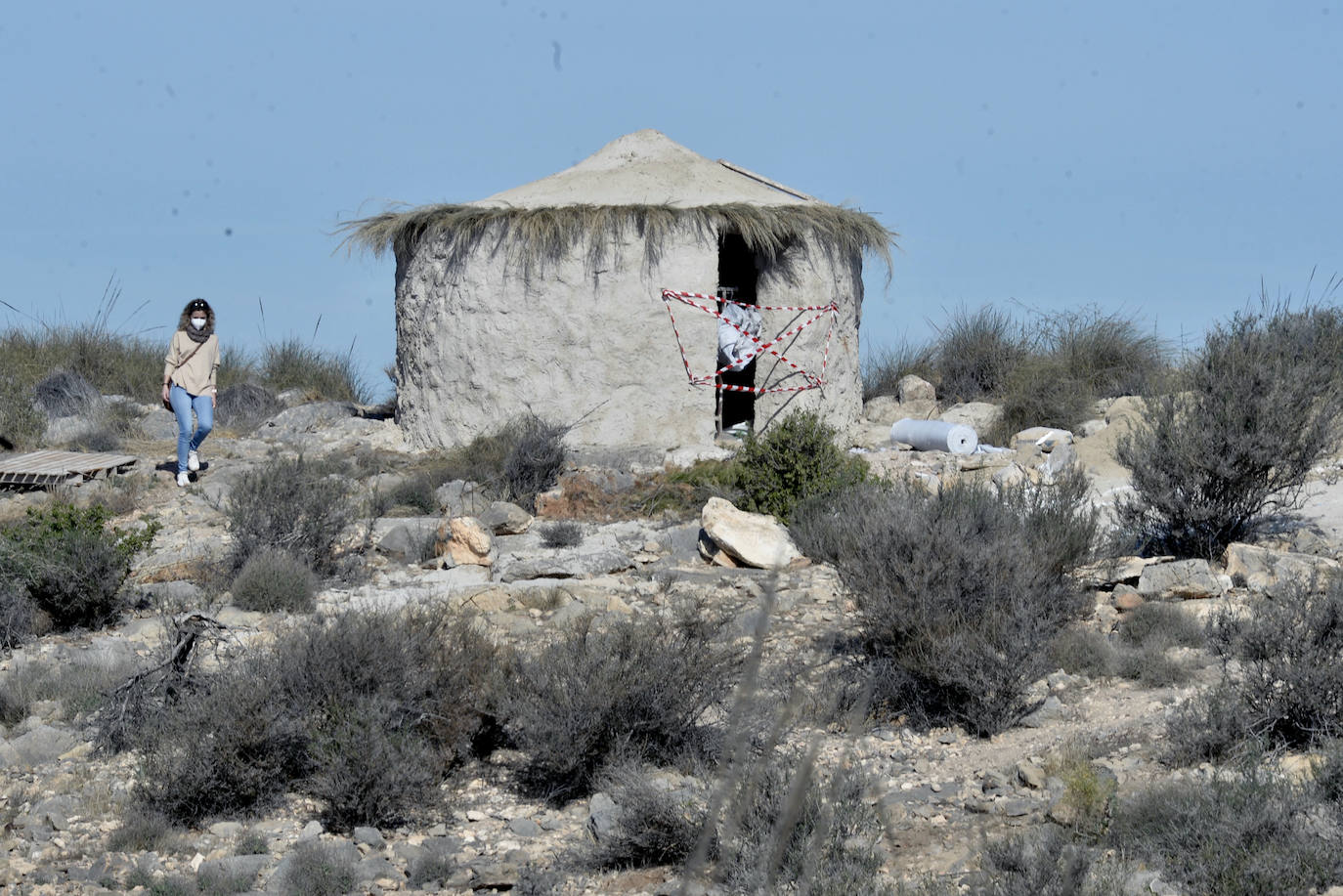Vivienda que se ha recreado fuera del recinto del yacimiento.