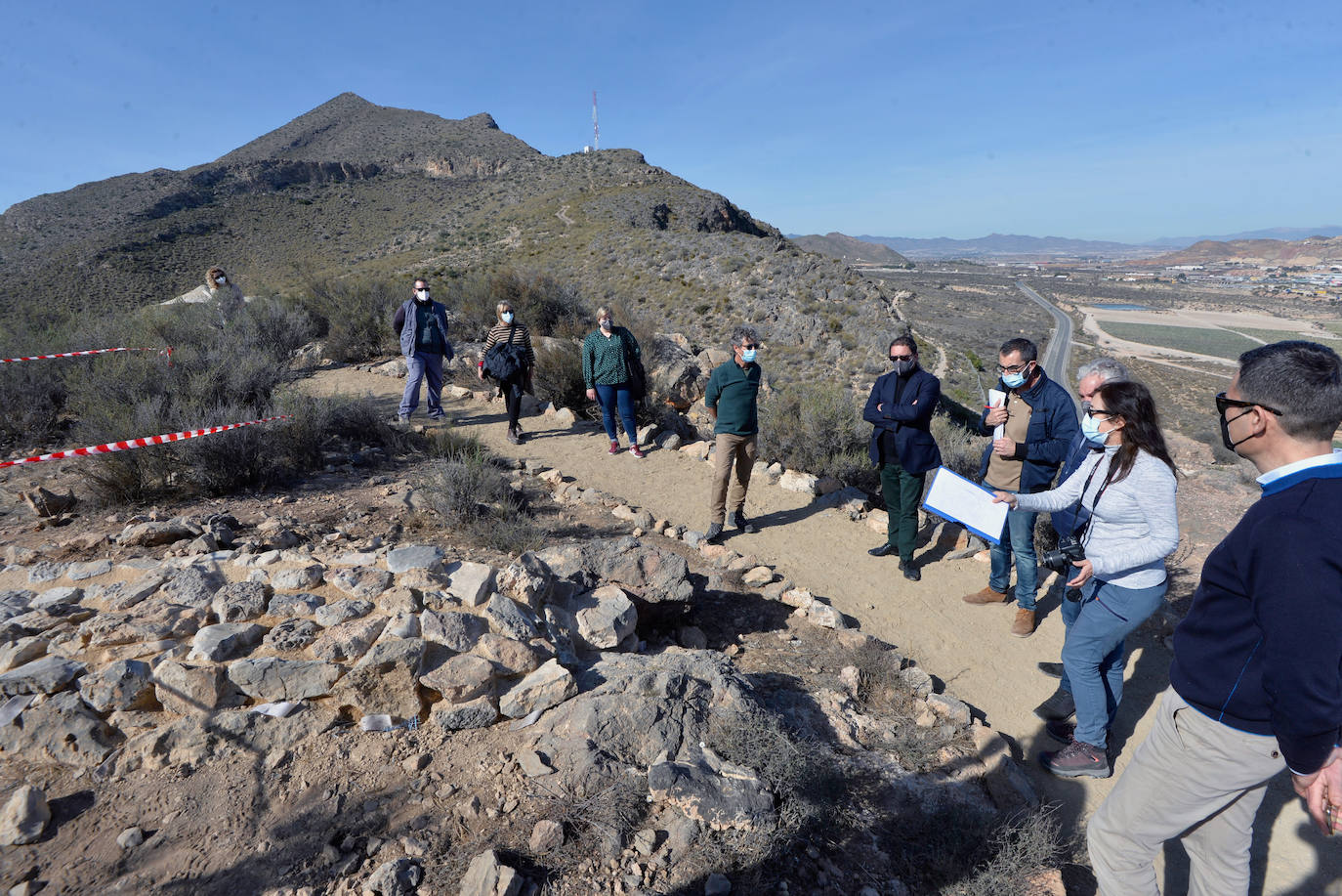 Consuelo Martínez indica dónde estaría el acceso a la aldea, en el tramo sur de la muralla.