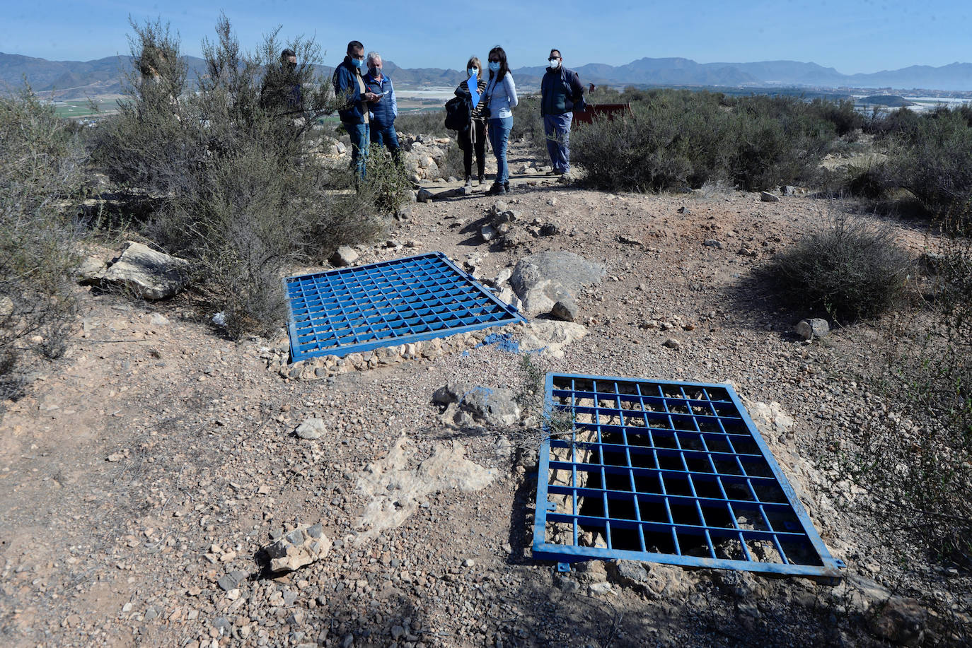 Dos rejas cubren la entrada a la cueva donde había un manantial que abastecía al poblado.