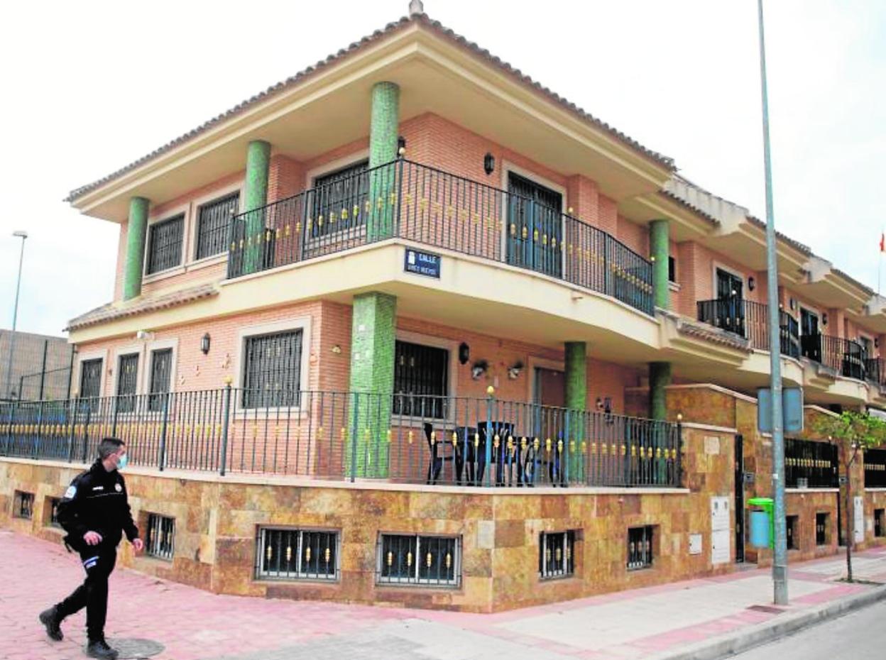 Un empleado de una empresa de seguridad hace ronda por una calle de Beniaján donde se abortaron hace unos días dos okupaciones. 