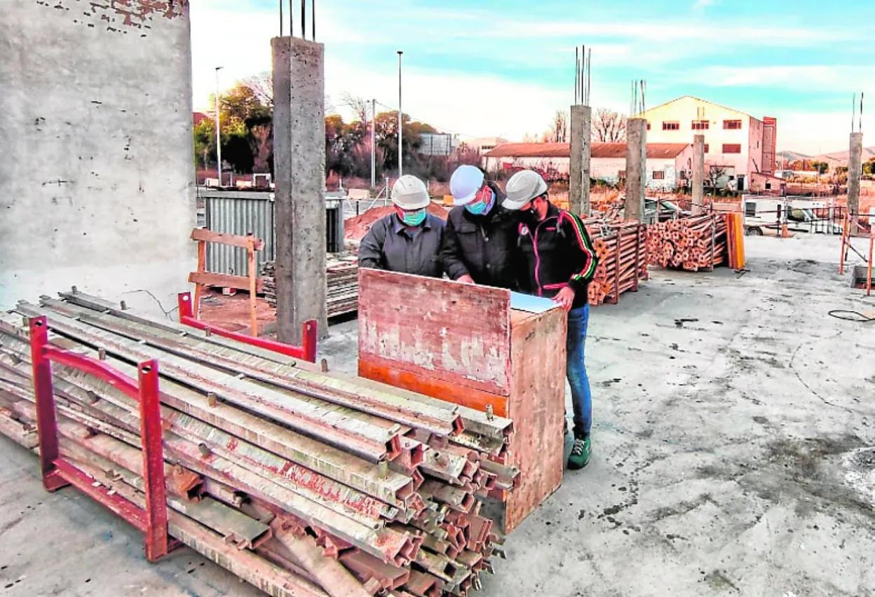 Tres trabajadores de la construcción, en una obra en Yecla. 