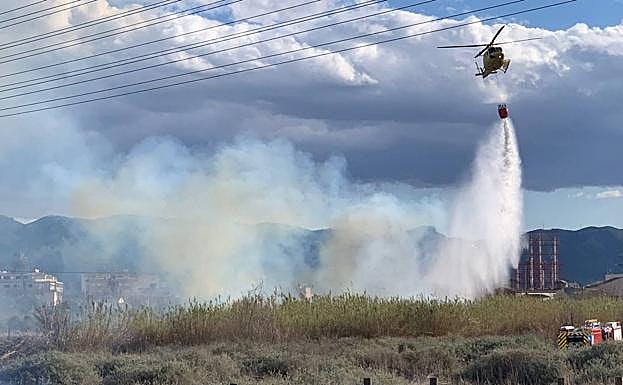 Un helicóptero sofoca el incendio en Rincón de Seca. 