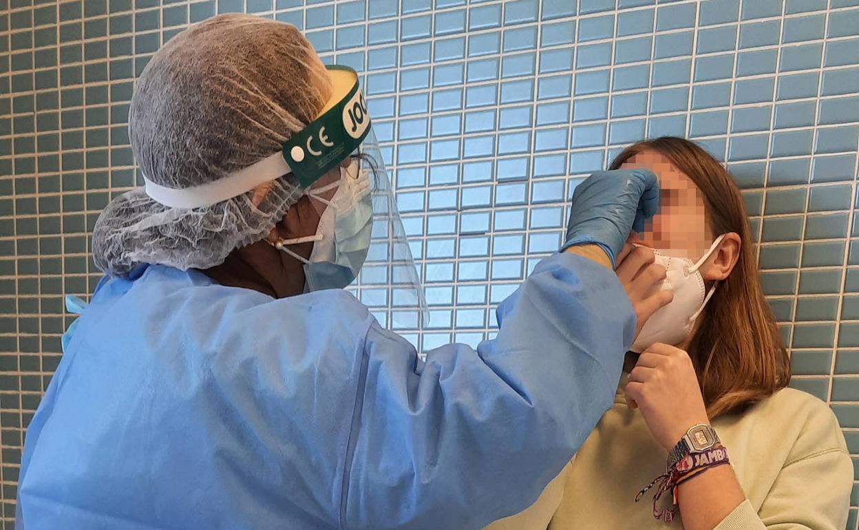 Un sanitario realiza un prueba PCR en el centro de salud de El Progreso.