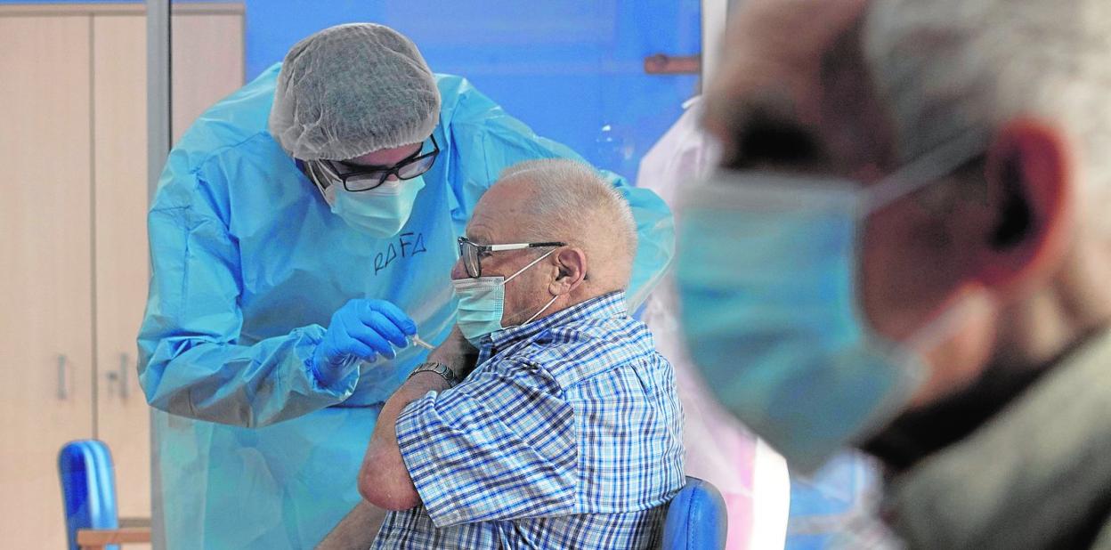 Vacunación en una residencia de mayores de San Pedro del Pinatar, en una imagen reciente. 