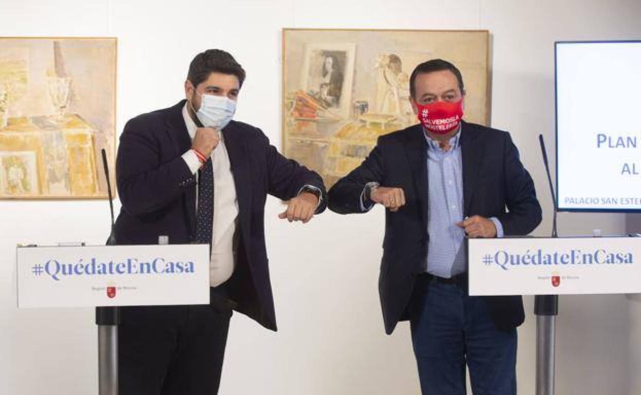 El presidente de la Comunidad, Fernando López Miras, y el presidente de Croem, José María Albarracín, en la firma del primer plan de rescate al sector hostelero. 