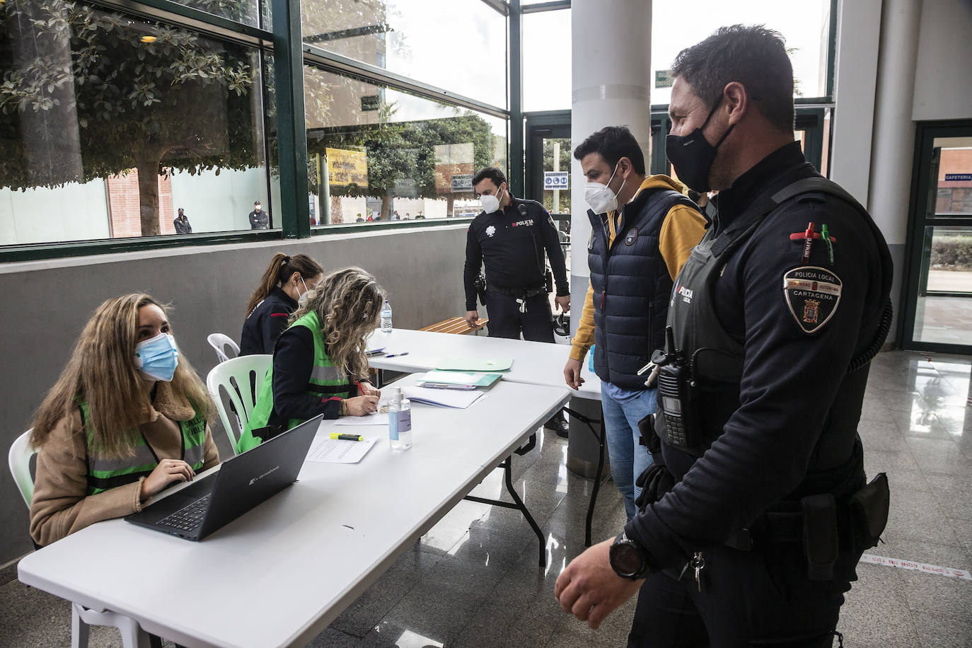 Fotos: Los policías y bomberos de la Región se vacunan contra la Covid-19