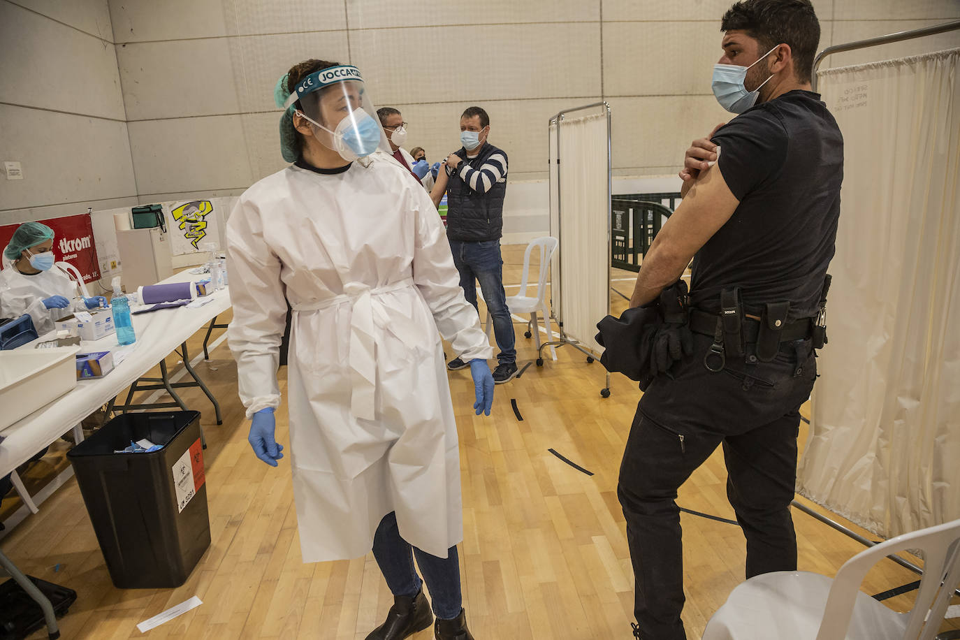 Fotos: Los policías y bomberos de la Región se vacunan contra la Covid-19