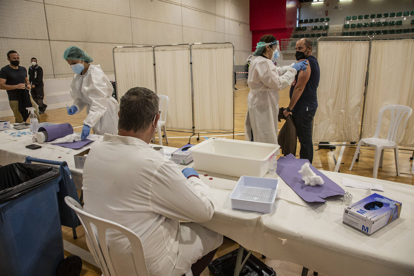 Fotos: Los policías y bomberos de la Región se vacunan contra la Covid-19
