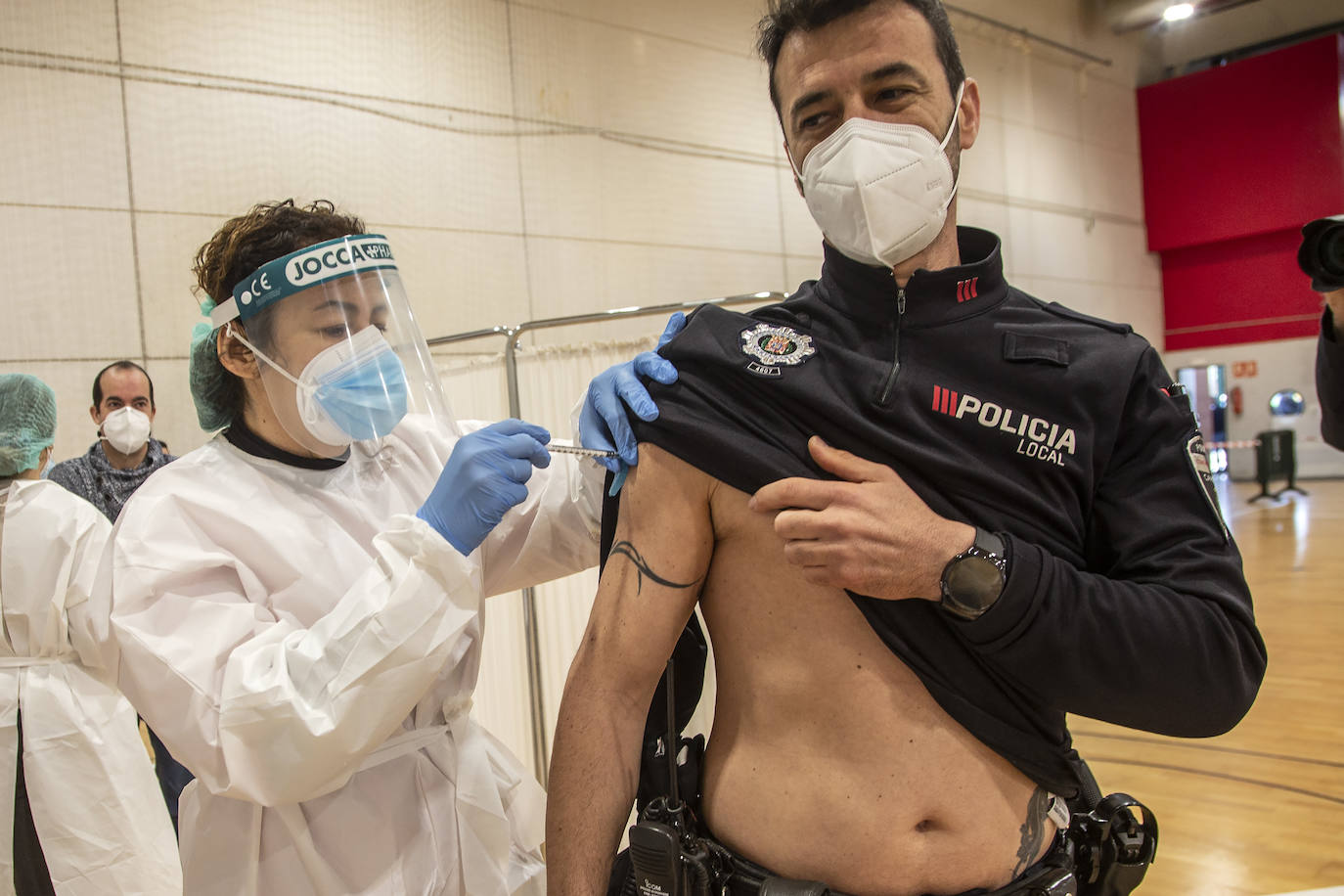 Fotos: Los policías y bomberos de la Región se vacunan contra la Covid-19
