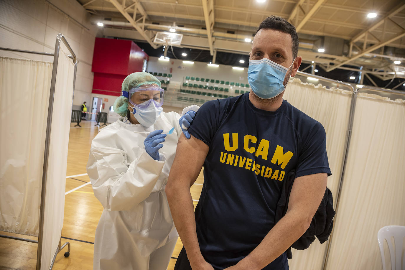Fotos: Los policías y bomberos de la Región se vacunan contra la Covid-19